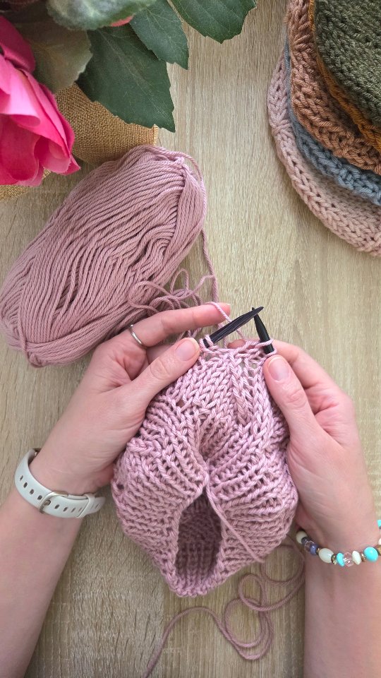 Instagram post with the caption: The DUNES slouchy beanie in Rosy color 💕

➿➿➿

This video i...
